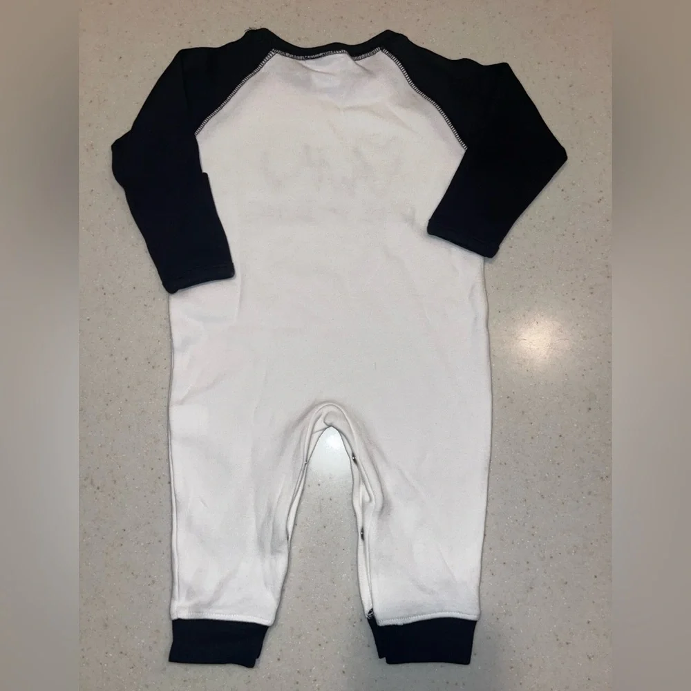 Love Beats Everything Baby Onesie - Black & White - NEW/NEVER WORN - Picture 2 of 3